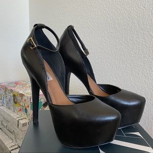 Steve Madden Platform Pumps